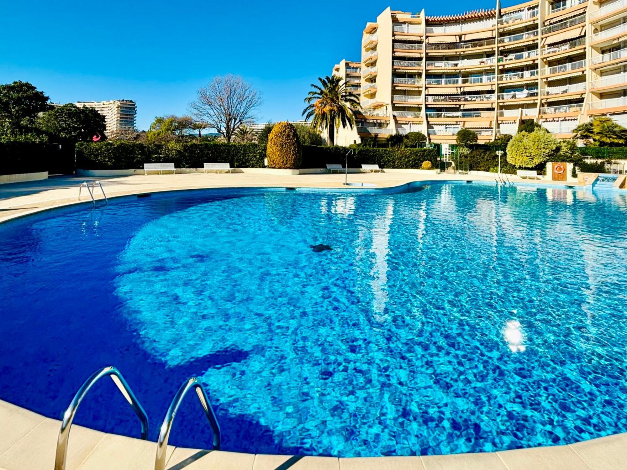 Vila Somptueux 3 Pieces Vue Sur Piscine Mandelieu Exteriér fotografie